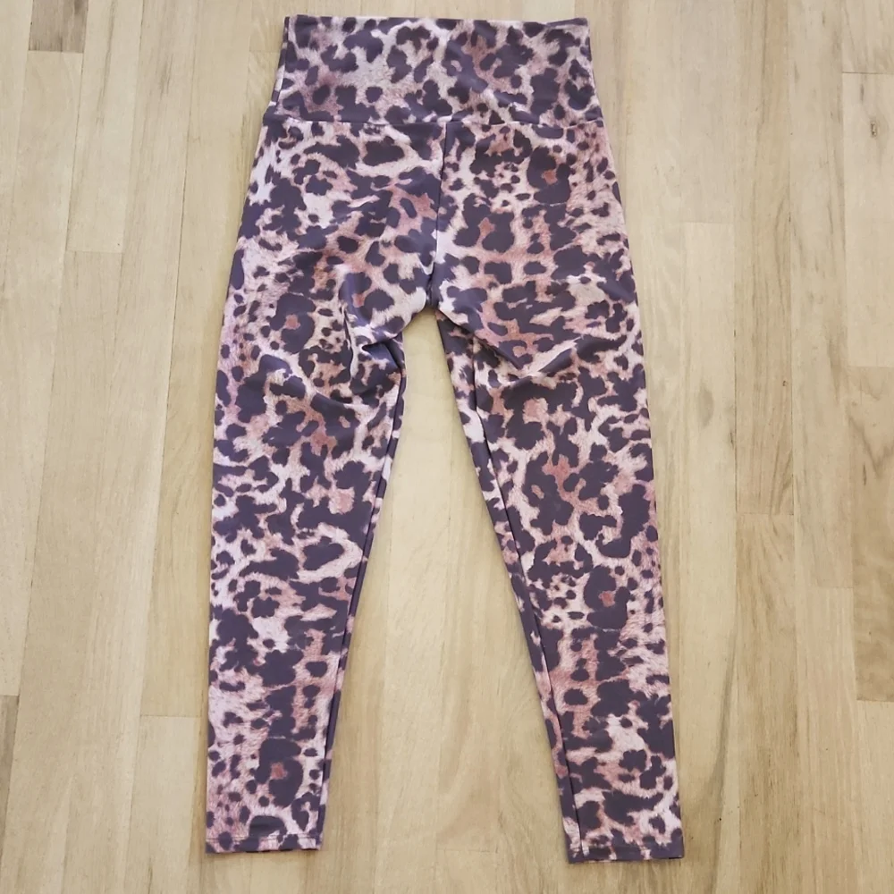 Onzie Active Womens Leopard Print Sports Bra and Leggings Yoga Set M And L